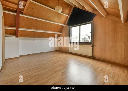 Una camera vuota in stile mansarda accogliente e spaziosa in una casa di lusso Foto Stock