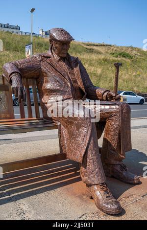 SCARBOROUGH, NORTH YORKSHIRE, Regno Unito - 18 LUGLIO: Freddie Gilroy e la statua dei Belsen Straggler a Scarborough, North Yorkshire il 18 luglio 2022 Foto Stock