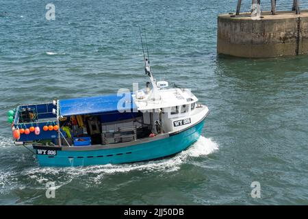 WHITBY, NORTH YORKSHIRE, Regno Unito - LUGLIO 19: Nave da crociera diretta verso Whitby, North Yorkshire il 19 Luglio 2022. Una persona non identificata Foto Stock