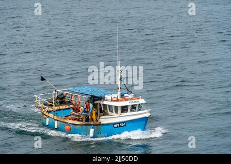 WHITBY, NORTH YORKSHIRE, Regno Unito - LUGLIO 19: Nave da crociera diretta verso Whitby, North Yorkshire il 19 Luglio 2022. Due uomini non identificati Foto Stock