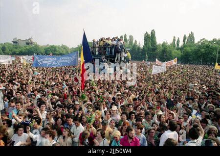 Bucarest, Romania, maggio 1990. Folla che partecipa ad un raduno politico organizzato dal fronte Nazionale della salvezza (F.S.N.) prima delle prime elezioni democratiche dopo la caduta del comunismo. Foto Stock