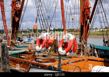 Viste delle chiatte del Tamigi ormeggiate a Hythe Quay Maldon Foto Stock