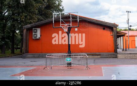 15 settembre 2021, Mosca, Russia. Un backboard rotto su un campo da basket a Gorky Park a Mosca. Foto Stock