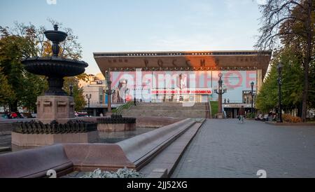 12 ottobre 2021, Mosca, Russia. Teatro musicale di Mosca (Kinoteatr Rossiya) su Piazza Pushkin. Foto Stock