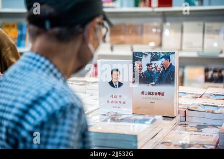 Hong Kong, Cina. 22nd luglio 2022. I libri del presidente cinese Xi Jinping's The Governance of China sono esposti per la vendita alla Fiera del libro di Hong Kong a Hong Kong. Credit: SOPA Images Limited/Alamy Live News Foto Stock