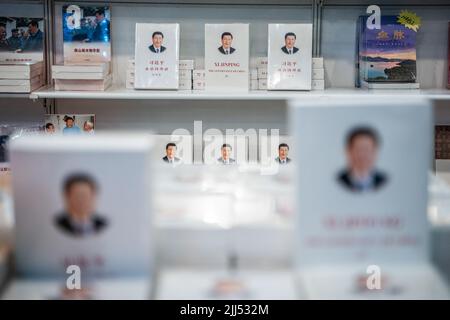 Hong Kong, Cina. 22nd luglio 2022. I libri del presidente cinese Xi Jinping's The Governance of China sono esposti per la vendita alla Fiera del libro di Hong Kong a Hong Kong. Credit: SOPA Images Limited/Alamy Live News Foto Stock