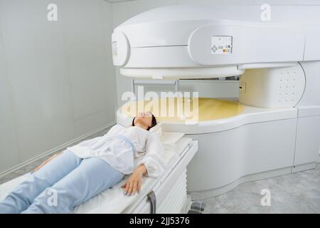 La paziente è pronta per eseguire la risonanza magnetica RM o la scansione TC in clinica Foto Stock