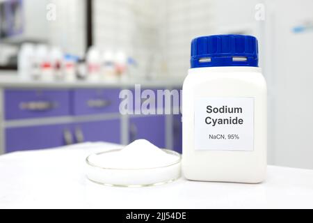 Fuoco selettivo di un flacone di idrossido di sodio puro e composto chimico di  idrossido di potassio. Sfondo del laboratorio di ricerca chimica con spazio  di copia Foto stock - Alamy