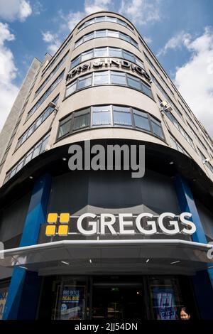 Greggs The Bakers apre il negozio presso One Leicesters Square, nel centro di Londra, Inghilterra, Regno Unito. Foto Stock