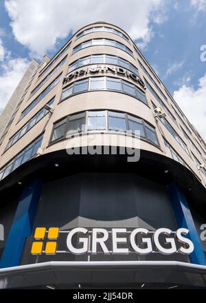 Greggs The Bakers apre il negozio presso One Leicesters Square, nel centro di Londra, Inghilterra, Regno Unito. Foto Stock