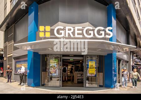 Greggs The Bakers apre il negozio presso One Leicesters Square, nel centro di Londra, Inghilterra, Regno Unito. Foto Stock