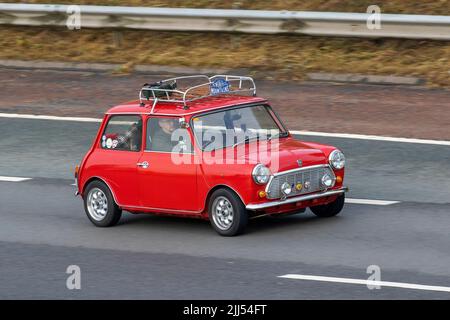 Minis in the Mountains, 1990s vecchio tipo British BMC Mini; viaggiando sull'autostrada M6, Regno Unito Foto Stock