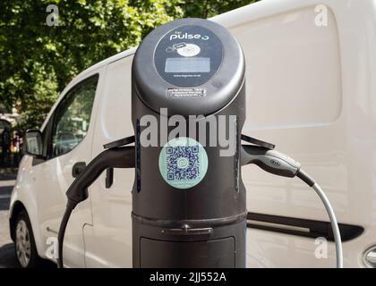 Punto di ricarica per veicoli elettrici a Soho Square, nel centro di Londra, Inghilterra, Regno Unito. Foto Stock