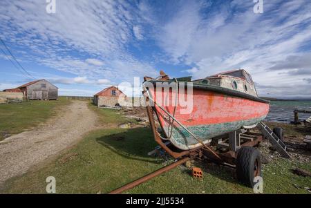 Barche in difficoltà ed edifici agricoli stagne, Pebble Island, Falkland Islands Foto Stock