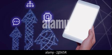 Una mano che tiene un tablet e le frecce visualizzate che vanno in su con la S digitale su di loro in Un disegno futuristico. Una persona che riceve informazioni importanti e. Foto Stock