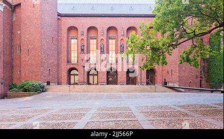 Municipio di Stoccolma, svedese: Stadshuset, situato sulla punta orientale dell'isola di Kungsholmen, vicino alla costa settentrionale di Riddarfjarden e di fronte alle isole di Riddarholmen e Sodermalm, Svezia Foto Stock