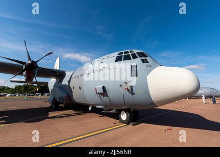 Royal Bahraini Air Force Lockheed Martin C-130J Hercules al Royal International Air Tattoo, RIAT Airshow, RAF Fairford, Gloucestershire, Regno Unito Foto Stock