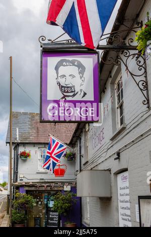 The George, un pub sulla strada con un cartello George Orwell 1984 e la bandiera Union Jack a Fordingbridge, un piccolo villaggio nella New Forest, Hampshire Foto Stock