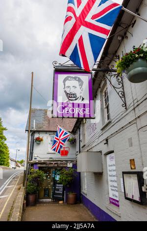 The George, un pub sulla strada con un cartello George Orwell 1984 e la bandiera Union Jack a Fordingbridge, un piccolo villaggio nella New Forest, Hampshire Foto Stock