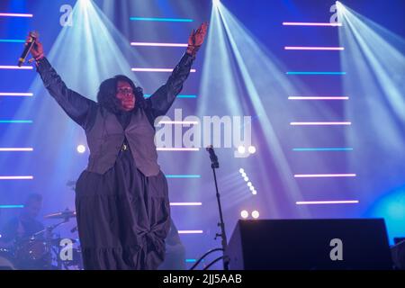 Cheshire, Regno Unito. 22nd luglio 2022. Gramma Funk il cantante Groove Armada che si esibisce al Blue Dot Festival Lovell Stage venerdì 22nd luglio 2022. Che si svolge tra il 21 e il 24 luglio presso il sito patrimonio mondiale dell'UNESCO, Jodrell Bank, Cheshire Regno Unito, Bluedot è un festival di tre giorni di scoperta che è un mix di artisti, relatori, scienziati e artisti in un evento diverso da qualsiasi sulla terra. L'evento di quest'anno è stato affiancato da Groove Armada (venerdì), Metronomy (sabato), Mogwai (sabato) con Björk che ha in testa la domenica sera con un'esibizione iconica con l'Orchestra Hallé. Foto: Alvaro Velazqu Foto Stock