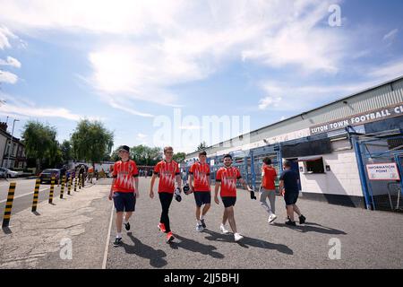 Gli appassionati di Luton Town arrivano a terra per la partita amichevole pre-stagione a Kenilworth Road, Luton. Data foto: Sabato 23 luglio 2022. Foto Stock