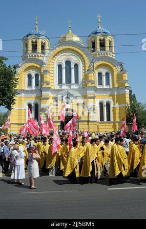 Folla di persone e sacerdoti ortodossi in cassoni d'oro radunati di fronte alla Cattedrale di San Volodimiro. Chiesa ortodossa Ucraina del Patriarcato di Kyiv, Foto Stock