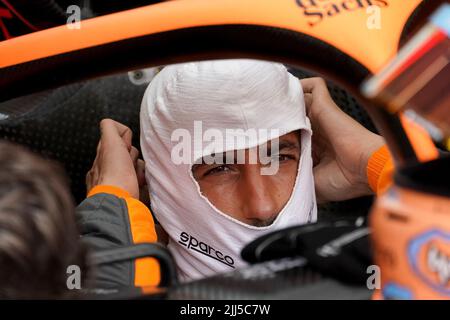 Le Castellet, Francia. 23rd luglio 2022. Motorsport: Formula 1 World Championship, prima del Gran Premio di Francia, 3rd Practice: Daniel Ricciardo dall'Australia del Team McLaren si prepara alla pratica. Il Gran Premio di Francia si svolgerà il 24.07.2022. Credit: Hasan Bratic/dpa/Alamy Live News Foto Stock