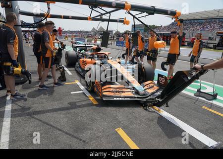 Le Castellet, Francia. 23rd luglio 2022. Motorsport: Formula 1 World Championship, prima del Gran Premio di Francia, 3rd Practice: Daniel Ricciardo dall'Australia del Team McLaren guida la sua vettura dalla pit lane. Il Gran Premio di Francia si svolgerà il 24.07.2022. Credit: Hasan Bratic/dpa/Alamy Live News Foto Stock