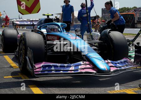 Le Castellet, Francia. 23rd luglio 2022. Motorsport: Formula 1 World Championship, prima del Gran Premio di Francia, sessione di prove 3rd: Esteban OCON dalla Francia del team Alpine guida la sua vettura dalla pit lane. Il Gran Premio di Francia si svolgerà il 24.07.2022. Credit: Hasan Bratic/dpa/Alamy Live News Foto Stock