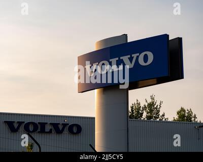 Logo Volvo sulla parte esterna. Pubblicità del famoso marchio svedese di auto e camion. Un'azienda automobilistica in Europa. Il segno di un concessionario. Foto Stock