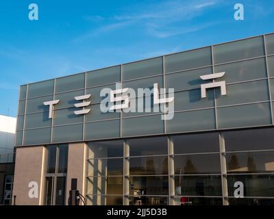 Scritta Tesla Inc. Sulla facciata dell'esterno di un edificio. Showroom Tesla dell'azienda automobilistica americana. Un famoso produttore di auto elettriche. Foto Stock