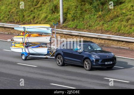 2019 PORSCHE MACAN S PDK traino semiautomatico a 2995cc 7 marce Kayak, rimorchio per canoe per sport acquatici; viaggiando sull'autostrada M6, Regno Unito Foto Stock