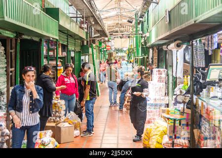 Commercianti e commercianti che lavorano all'interno di Plaza Minorista a Medellin, Colombia Foto Stock