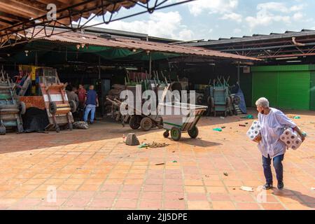 Commercianti e commercianti che lavorano all'interno di Plaza Minorista a Medellin, Colombia Foto Stock