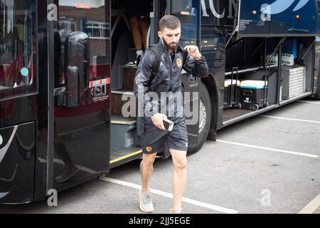 La nuova firma Doğukan Sinik di Hull City arriva al Weston Homes Stadium prima della partita di questo pomeriggio Foto Stock