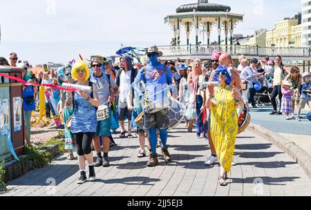 Brighton UK 23rd luglio 2022 - la marcia della sfilata delle Sirene si dirige oggi sul lungomare di Brighton sotto il sole caldo. La sfilata annuale è una celebrazione del mare e raccogliere fondi per la Marine Conservation Society . : Credit Simon Dack / Alamy Live News Foto Stock