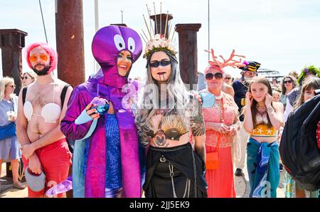 Brighton UK 23rd luglio 2022 - la marcia della sfilata delle Sirene si dirige oggi sul lungomare di Brighton sotto il sole caldo. La sfilata annuale è una celebrazione del mare e raccogliere fondi per la Marine Conservation Society . : Credit Simon Dack / Alamy Live News Foto Stock