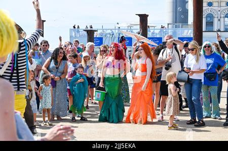 Brighton UK 23rd luglio 2022 - la marcia della sfilata delle Sirene si dirige oggi sul lungomare di Brighton sotto il sole caldo. La sfilata annuale è una celebrazione del mare e raccogliere fondi per la Marine Conservation Society . : Credit Simon Dack / Alamy Live News Foto Stock