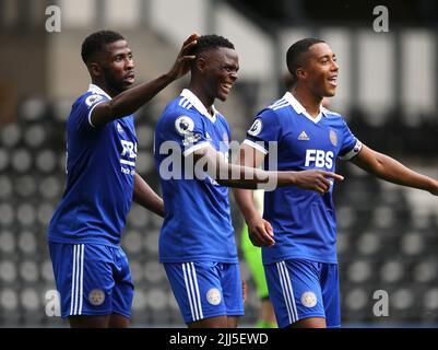 Patson Daka (centro) di Leicester City festeggia il secondo gol del gioco con Kelechi Iheanacho (a sinistra) e Youri Tielemans (a destra) durante una partita premessa della stagione allo stadio Pride Park di Derby. Data foto: Sabato 23 luglio 2022. Foto Stock