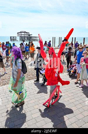 Brighton UK 23rd luglio 2022 - la marcia della sfilata delle Sirene si dirige oggi sul lungomare di Brighton sotto il sole caldo. La sfilata annuale è una celebrazione del mare e raccogliere fondi per la Marine Conservation Society . : Credit Simon Dack / Alamy Live News Foto Stock