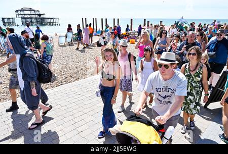 Brighton UK 23rd luglio 2022 - la marcia della sfilata delle Sirene si dirige oggi sul lungomare di Brighton sotto il sole caldo. La sfilata annuale è una celebrazione del mare e raccogliere fondi per la Marine Conservation Society . : Credit Simon Dack / Alamy Live News Foto Stock
