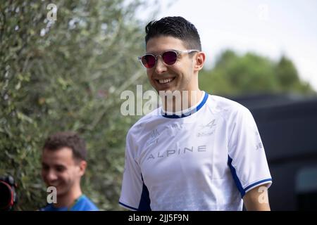 Le Castellet, Francia . 23rd luglio 2022. 23rd luglio 2022; circuito Paul Ricard, le Castellet, Provence Alpes Cote d Azur, Francia: F1 Gran Premio di Francia, sessioni di qualificazione: Esteban OCON di Francia (31) Alpine F1 arriva nel paddock Credit: Action Plus Sports Images/Alamy Live News Foto Stock