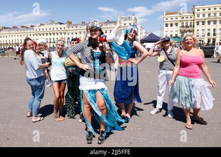Brighton, Regno Unito. 23rd luglio 2022. Lungomare di Brighton & Hove, passeggiata di Brighton & Hove, East Sussex, Regno Unito. Marcia della processione Mermaids, un gruppo ambientalista che marciano lungo la passeggiata di Brighton & Hove, raccogliendo fondi e sensibilizzazione per l'ecosistema marittimo. 23rd luglio 2022 credito: David Smith/Alamy Live News Foto Stock