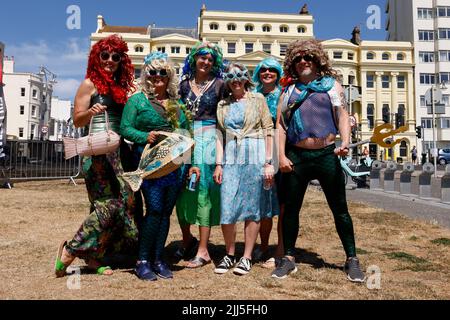 Brighton, Regno Unito. 23rd luglio 2022. Lungomare di Brighton & Hove, passeggiata di Brighton & Hove, East Sussex, Regno Unito. Marcia della processione Mermaids, un gruppo ambientalista che marciano lungo la passeggiata di Brighton & Hove, raccogliendo fondi e sensibilizzazione per l'ecosistema marittimo. 23rd luglio 2022 credito: David Smith/Alamy Live News Foto Stock