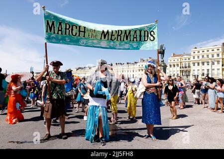 Brighton, Regno Unito. 23rd luglio 2022. Lungomare di Brighton & Hove, passeggiata di Brighton & Hove, East Sussex, Regno Unito. Marcia della processione Mermaids, un gruppo ambientalista che marciano lungo la passeggiata di Brighton & Hove, raccogliendo fondi e sensibilizzazione per l'ecosistema marittimo. 23rd luglio 2022 credito: David Smith/Alamy Live News Foto Stock
