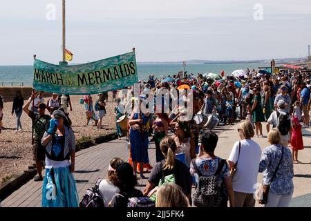 Brighton, Regno Unito. 23rd luglio 2022. Lungomare di Brighton & Hove, passeggiata di Brighton & Hove, East Sussex, Regno Unito. Marcia della processione Mermaids, un gruppo ambientalista che marciano lungo la passeggiata di Brighton & Hove, raccogliendo fondi e sensibilizzazione per l'ecosistema marittimo. 23rd luglio 2022 credito: David Smith/Alamy Live News Foto Stock