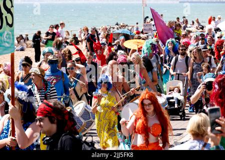 Brighton, Regno Unito. 23rd luglio 2022. Lungomare di Brighton & Hove, passeggiata di Brighton & Hove, East Sussex, Regno Unito. Marcia della processione Mermaids, un gruppo ambientalista che marciano lungo la passeggiata di Brighton & Hove, raccogliendo fondi e sensibilizzazione per l'ecosistema marittimo. 23rd luglio 2022 credito: David Smith/Alamy Live News Foto Stock