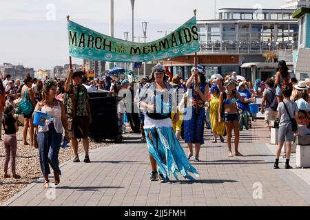 Brighton, Regno Unito. 23rd luglio 2022. Lungomare di Brighton & Hove, passeggiata di Brighton & Hove, East Sussex, Regno Unito. Marcia della processione Mermaids, un gruppo ambientalista che marciano lungo la passeggiata di Brighton & Hove, raccogliendo fondi e sensibilizzazione per l'ecosistema marittimo. 23rd luglio 2022 credito: David Smith/Alamy Live News Foto Stock