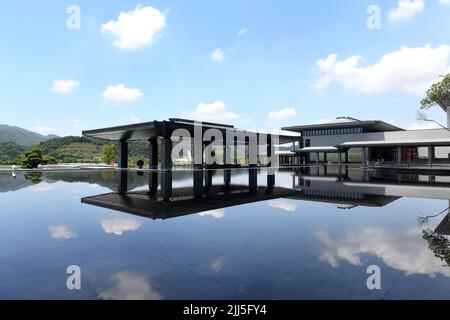 (220723) -- PECHINO, 23 luglio 2022 (Xinhua) -- Foto scattata il 22 luglio 2022 mostra una vista del ramo di Guangzhou dell'Archivio Nazionale delle Pubblicazioni e della Cultura a Guangzhou, provincia cinese meridionale di Guangdong. Sabato la Cina ha inaugurato l'Archivio Nazionale delle Pubblicazioni e della Cultura per la conservazione delle risorse bibliologiche. Dopo tre anni di costruzione, il progetto comprende archivi a Pechino e tre altre filiali a Xi'an, Hangzhou e Guangzhou, rispettivamente. Sarà responsabile dell'eredità e della conservazione delle risorse bibliologiche nazionali dopo la sua apertura. (Xinhua/Lu Hanx Foto Stock