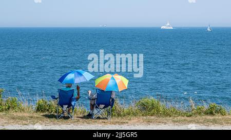 Coppia seduta al bordo degli oceani nel Beaver Tail state Park a Jamestown, Rhode Island Foto Stock